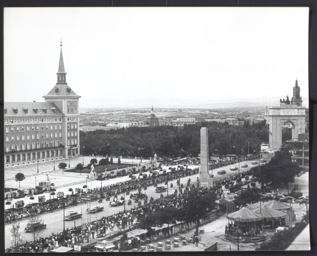 Miniatura de Comitiva del Presidente Frondizi a su paso por Moncloa