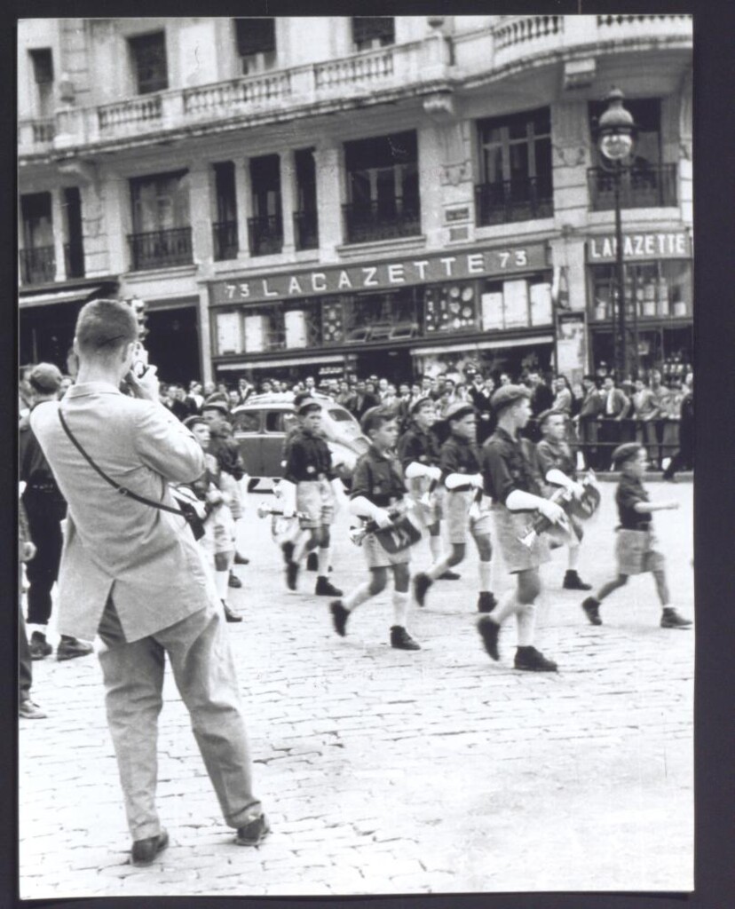 Miniatura de Marcha del Frente de Juventudes por la Gran Vía