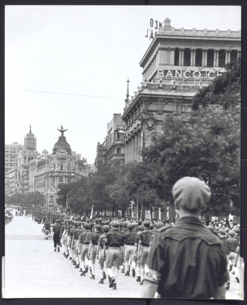 Miniatura de El Frente de Juventudes desfilando por Alcalá