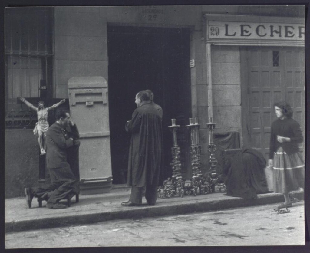 Miniatura de Servicio funerario religioso en la calle Monteleón