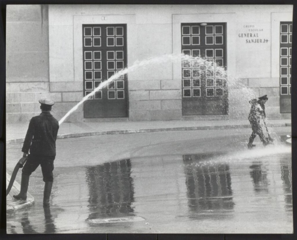 Miniatura de Regando la calle en la Plaza del Dos de Mayo