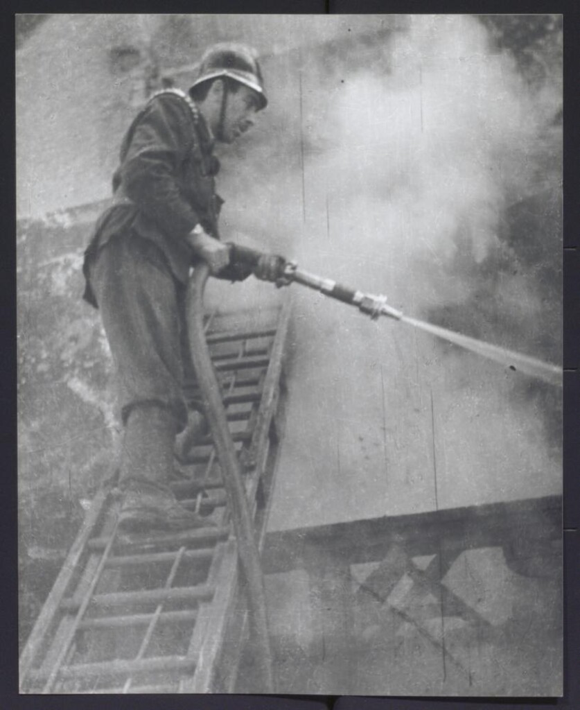 Miniatura de Bombero extinguiendo un incendio