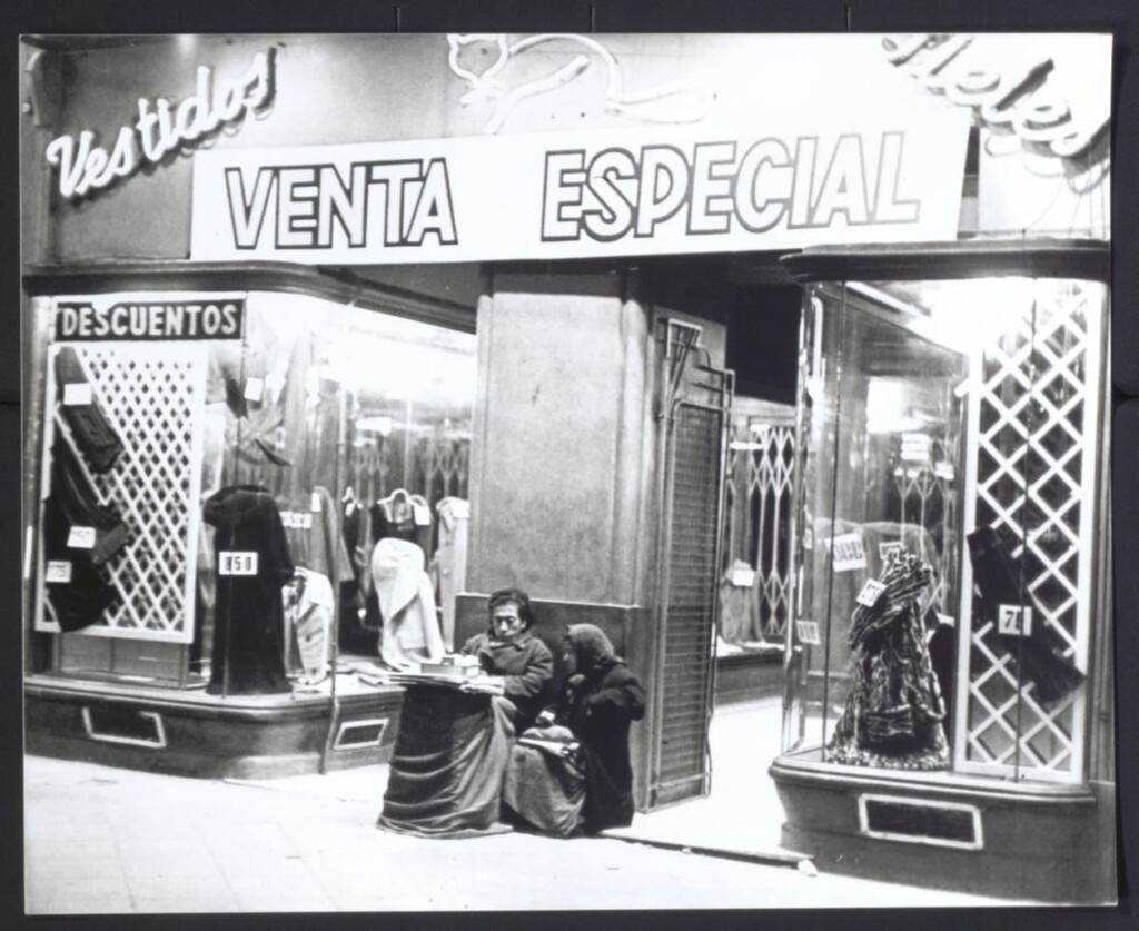 Miniatura de Vendedora de tabaco en la Glorieta de Bilbao