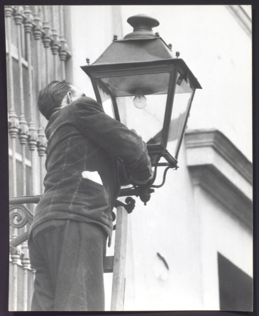 Miniatura de Farolero limpiando un farol