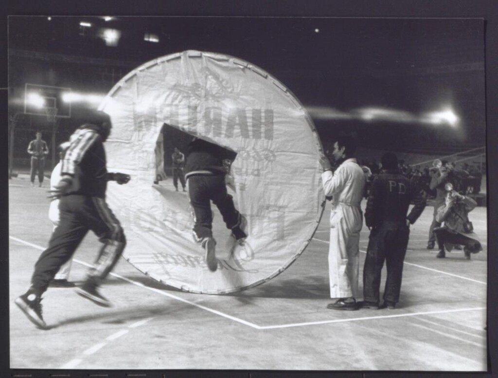 Miniatura de Jugadores de baloncesto de los Harlem saltando a la cancha