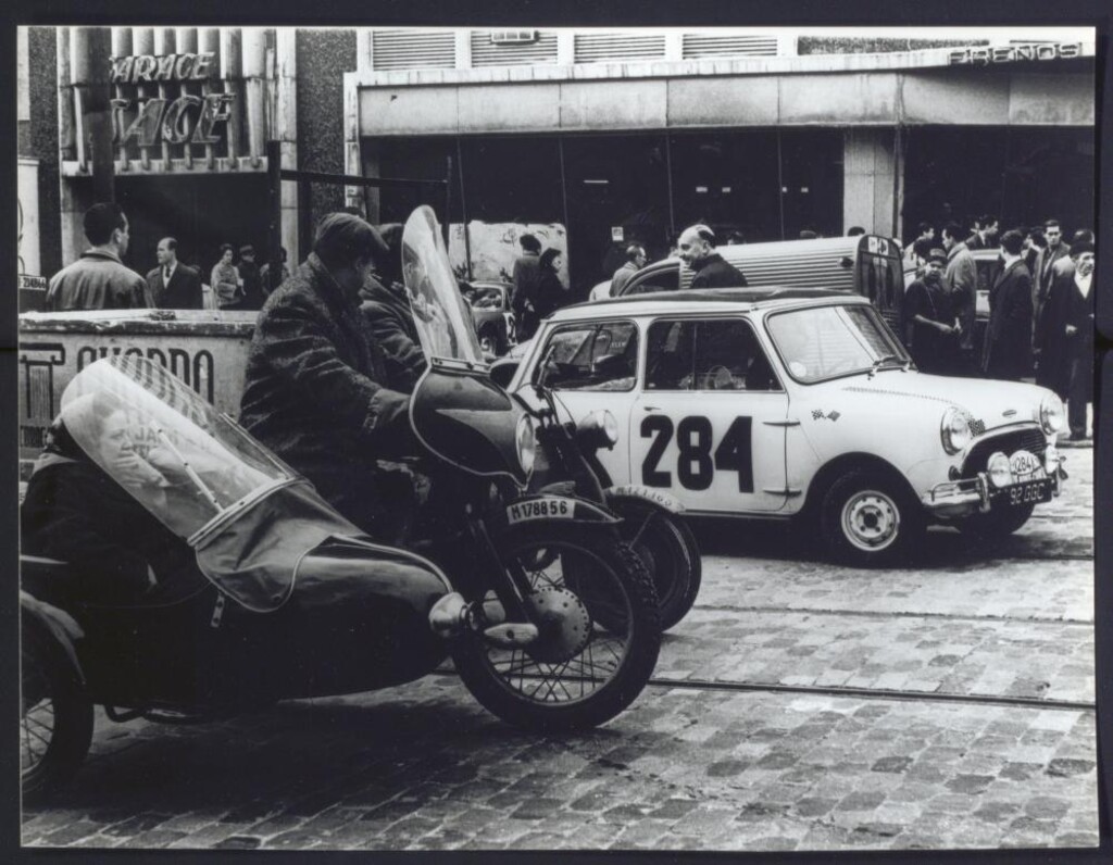 Miniatura de Un coche mini de carreras por la calle