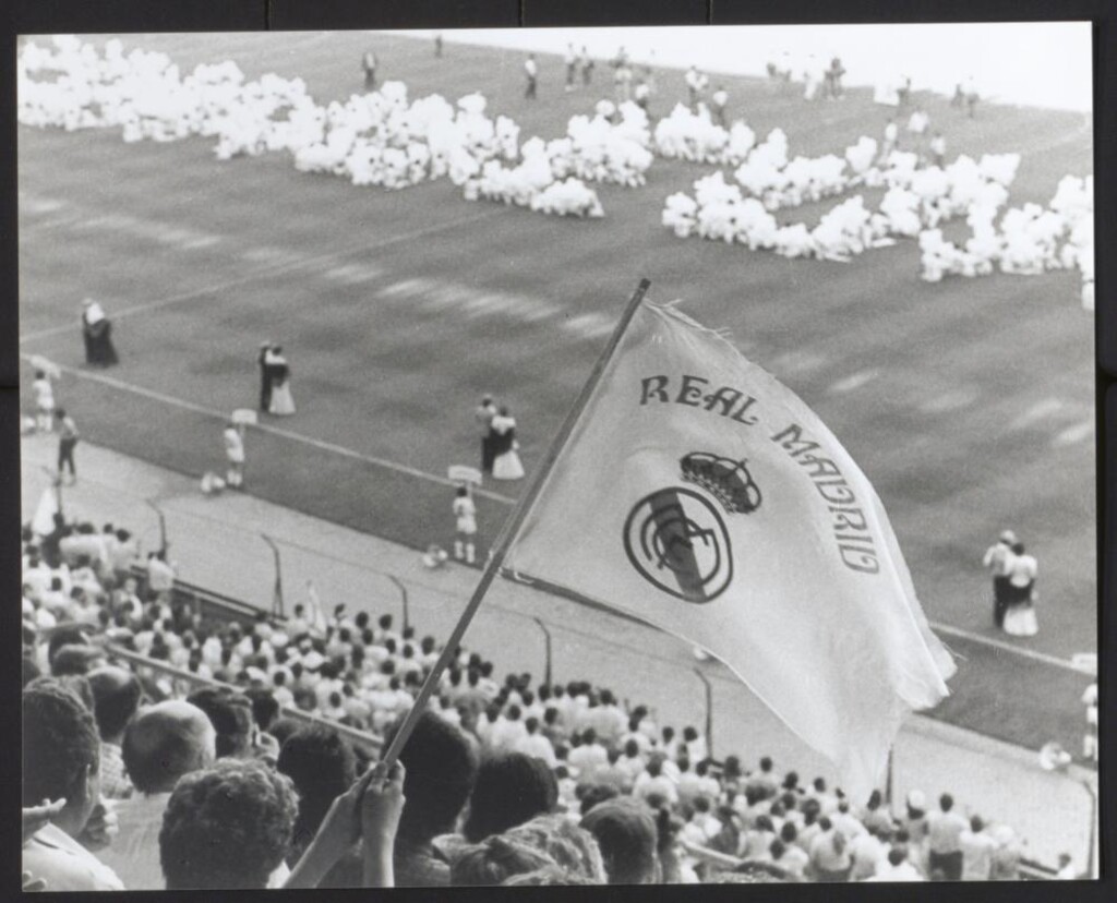 Miniatura de Bandera del Real Madrid en el estadio de futbol