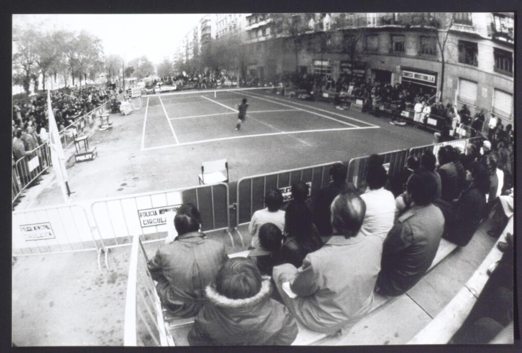 Miniatura de Primera exhibición de tenis en la calle
