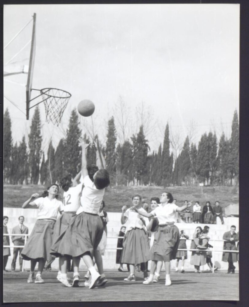 Miniatura de Detalle de un partido de baloncesto femenino