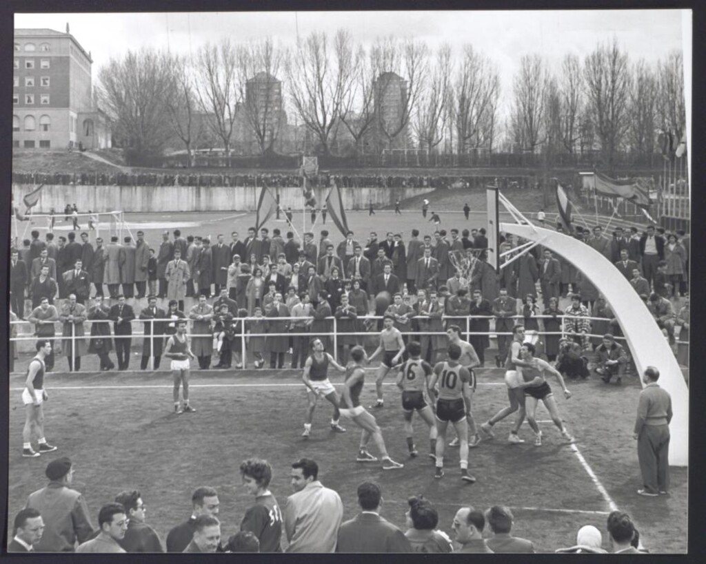 Miniatura de Partido de baloncesto masculino al aire libre
