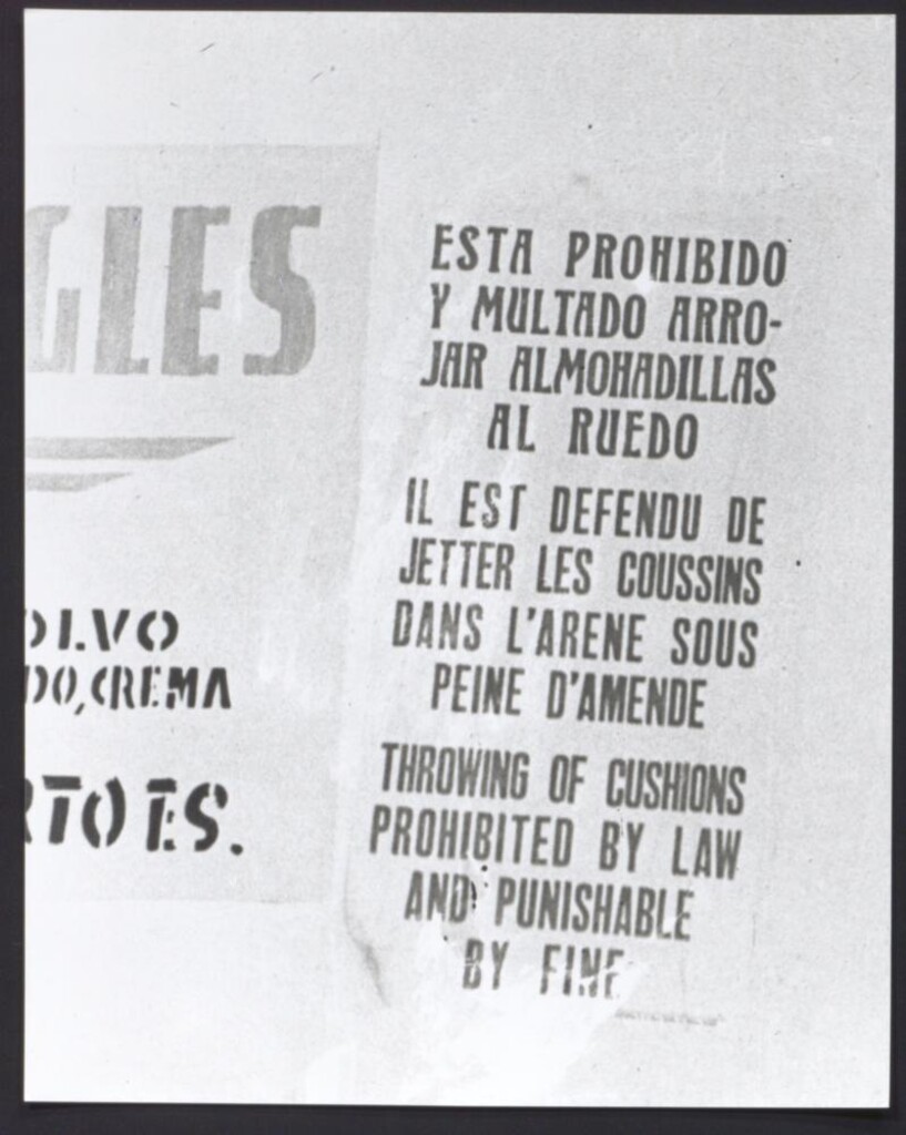 Miniatura de Cartel prohibiendo tirar almohadillas al ruedo