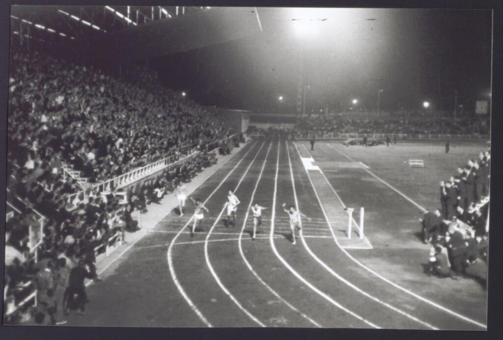 Miniatura de Carrera de atletismo en un estadio al aire libre