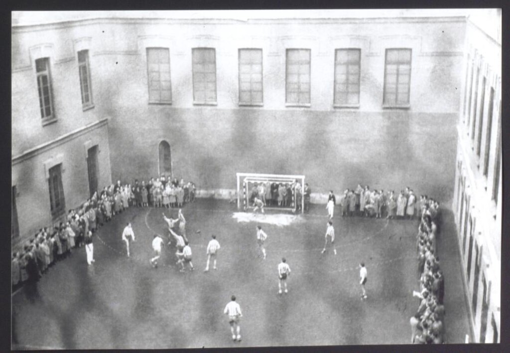 Miniatura de Partido de balonmano en el patio del Colegio Areneros