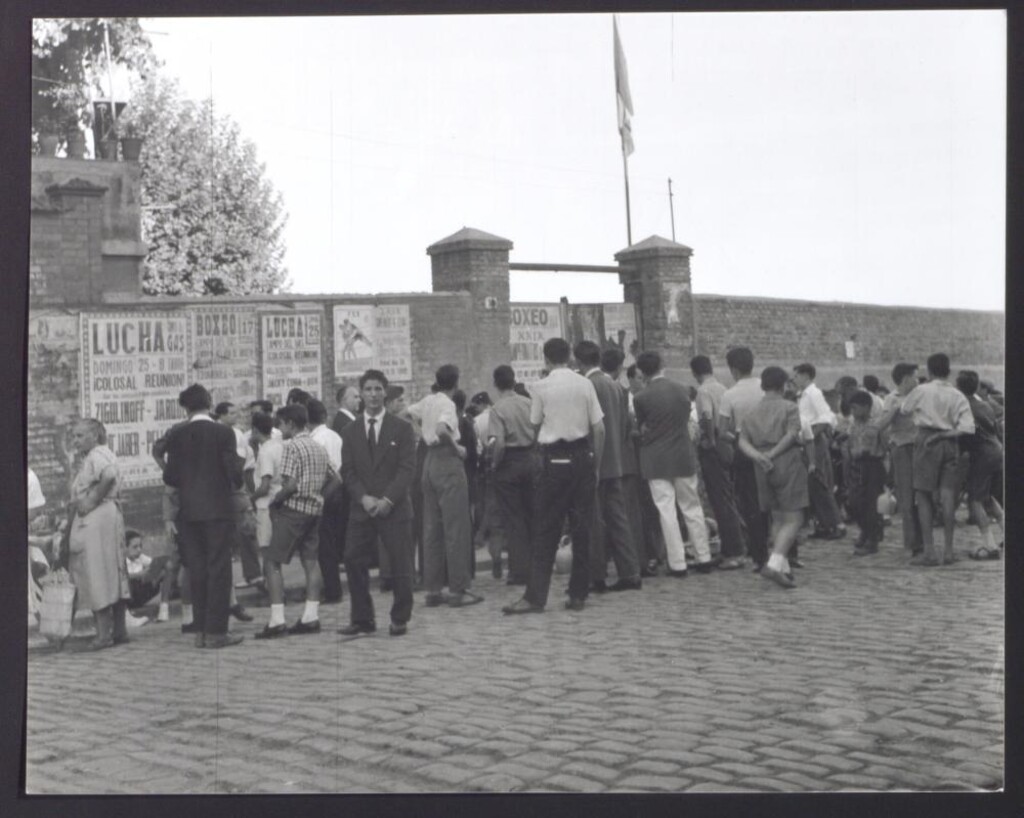 Miniatura de Público a la entrada de una competición de lucha