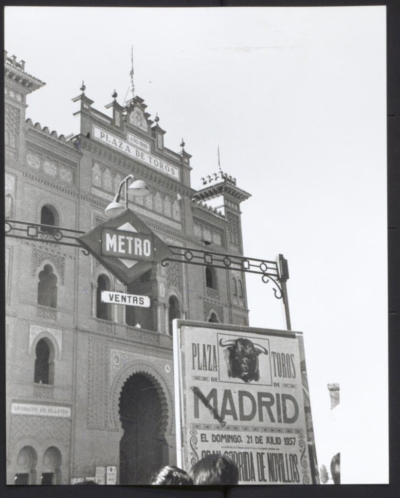 Miniatura de Anuncio de una novillada a la salida del Metro de Ventas
