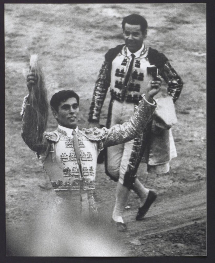 Miniatura de Paquirri con los trofeos en la mano