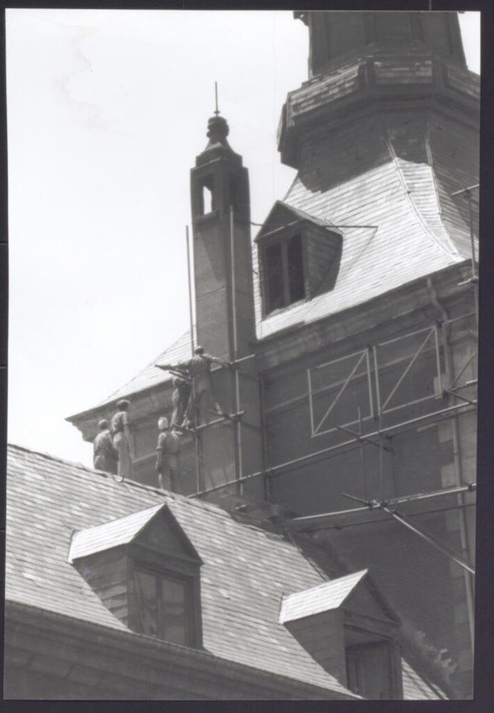 Miniatura de Retoque de una torre de la Catedral de la Almudena