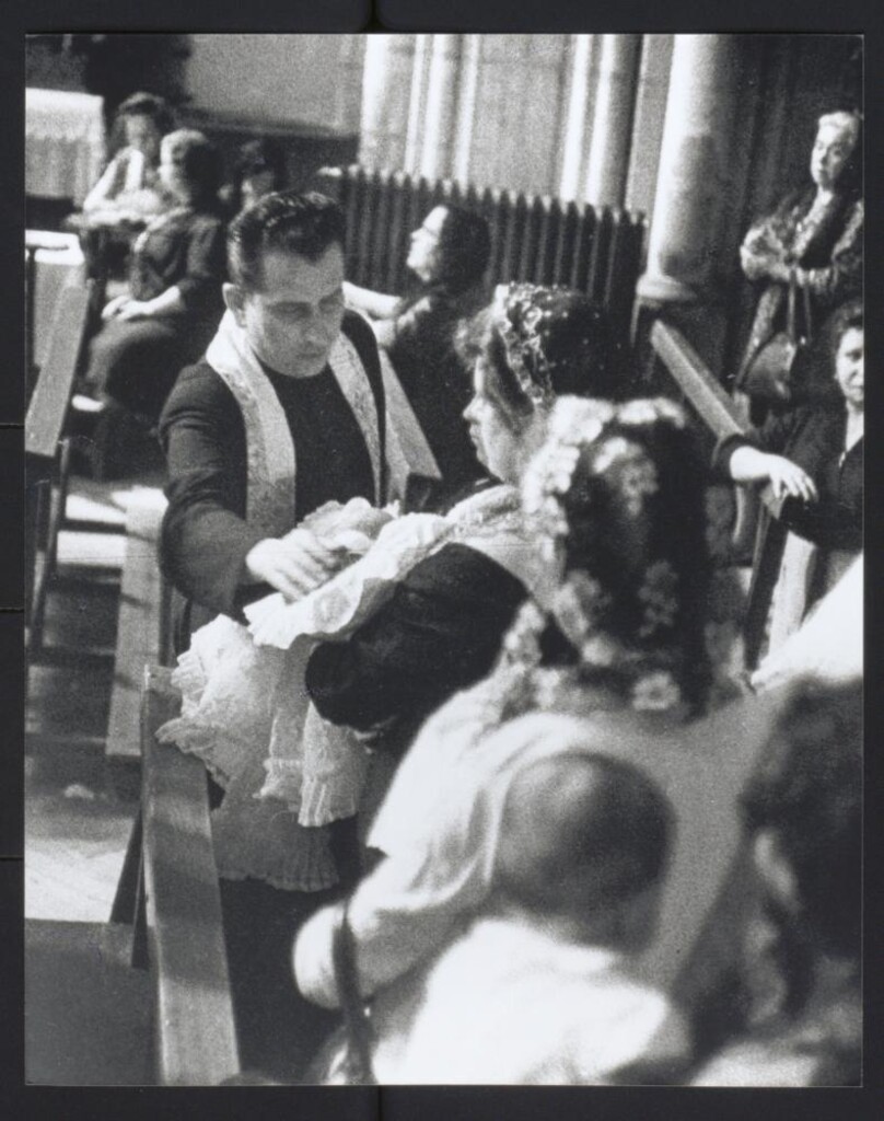 Miniatura de Sacerdote bendiciendo a los niños en la Iglesia de la Paloma