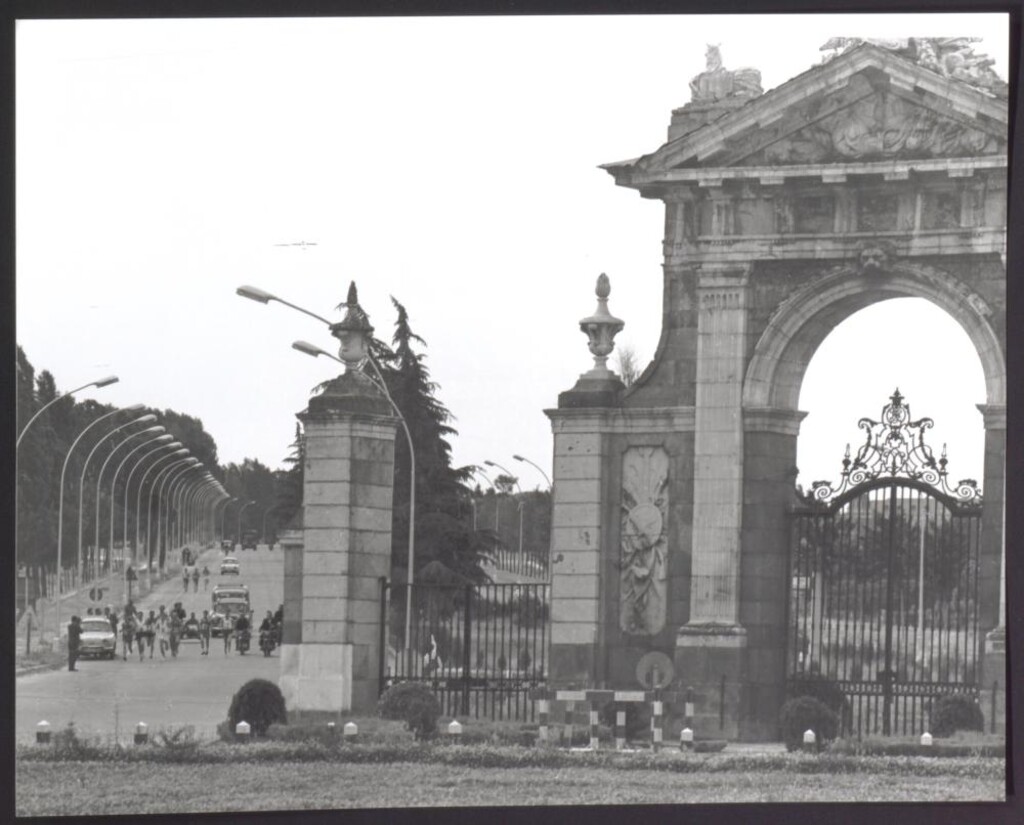 Miniatura de Carrera de atletismo a su paso por la Puerta de Hierro