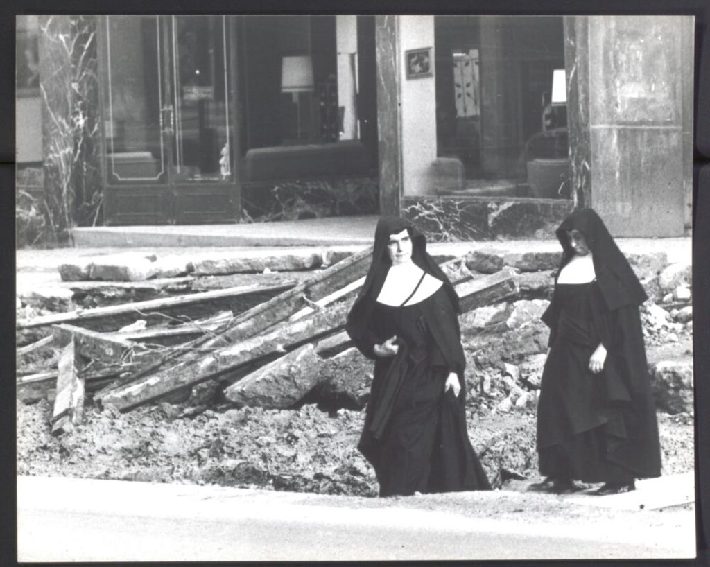 Miniatura de Dos monjas atravesando una calle en obras
