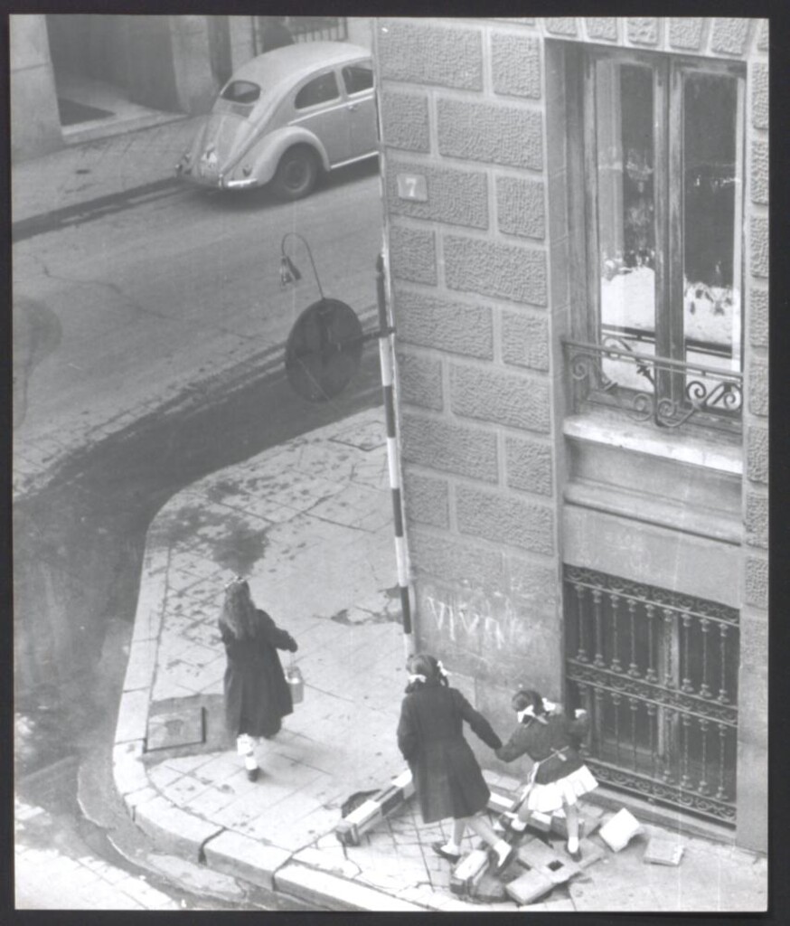 Miniatura de Niñas sorteando los obstáculos de las obras