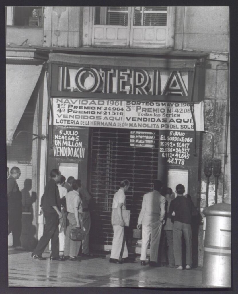 Miniatura de Compra de boletos en las administraciones de lotería