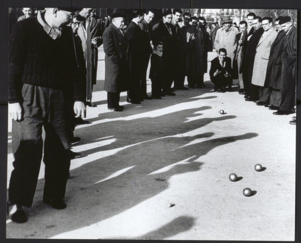 Miniatura de Hombres jugando partidos de bochas o petanca