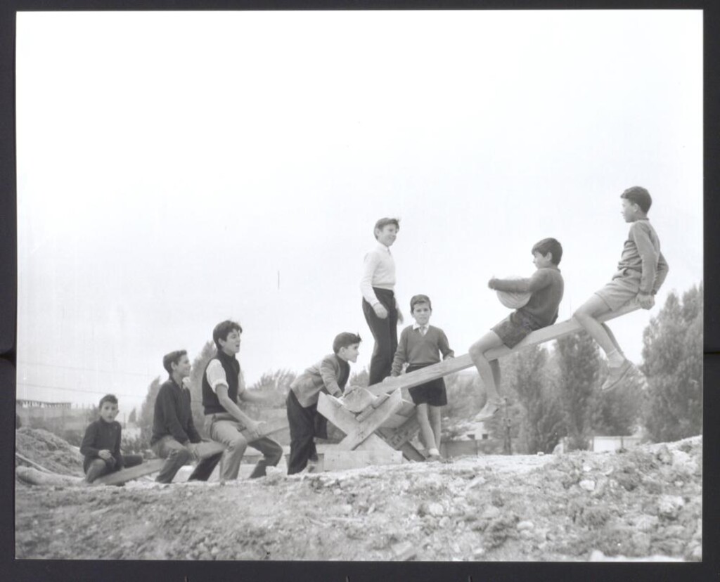 Miniatura de Niños jugando en un balancín