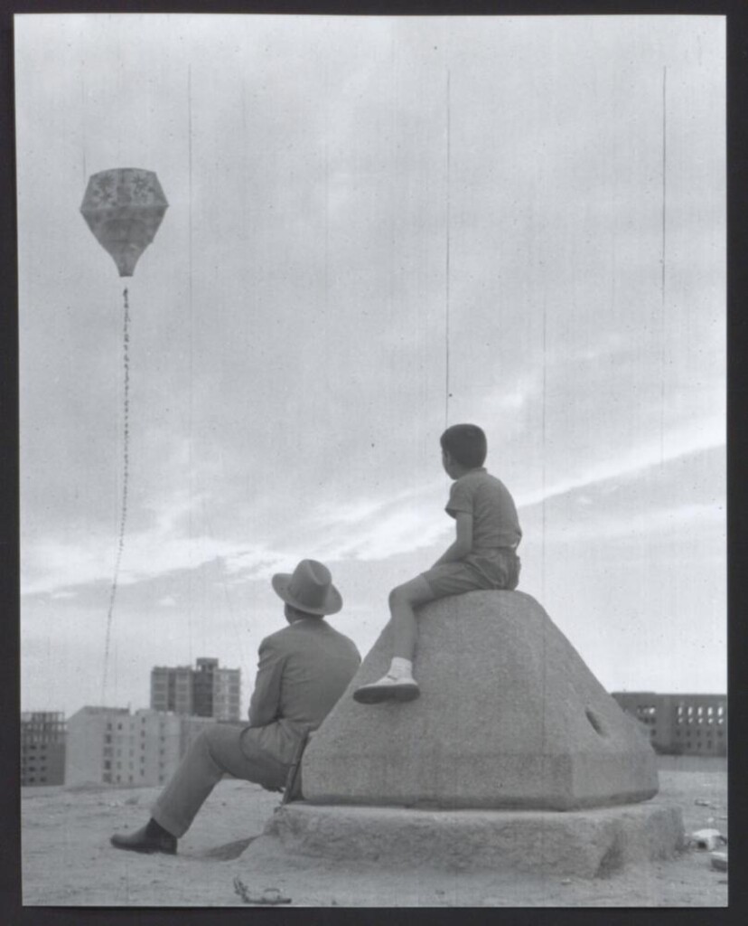 Miniatura de Niño jugando con una cometa
