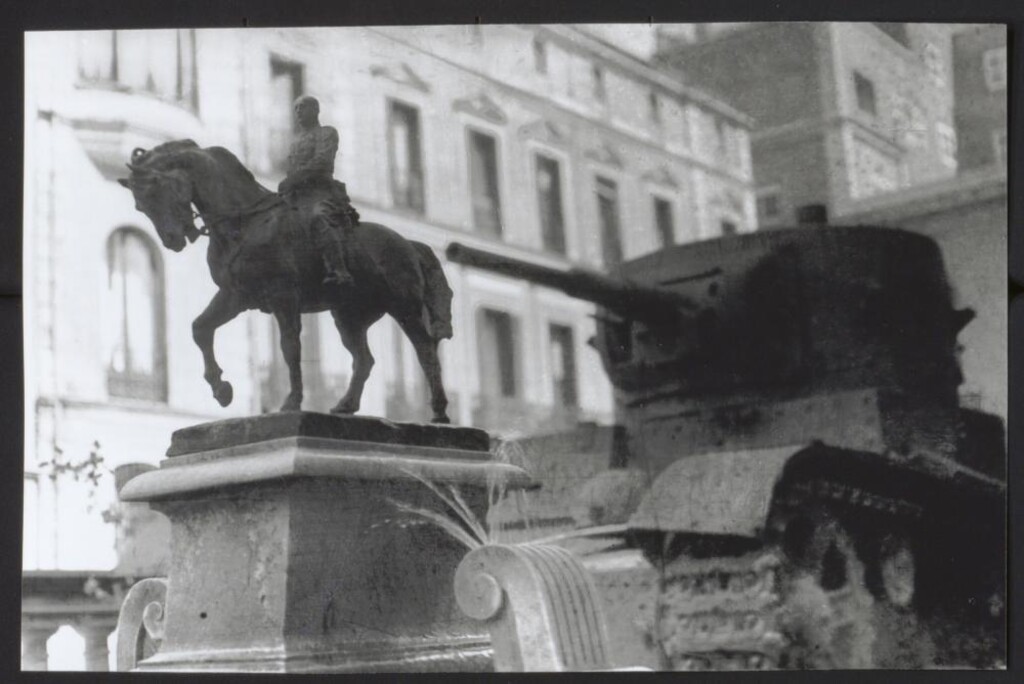 Miniatura de Estatua del General Franco en la entrada al Museo del Ejército