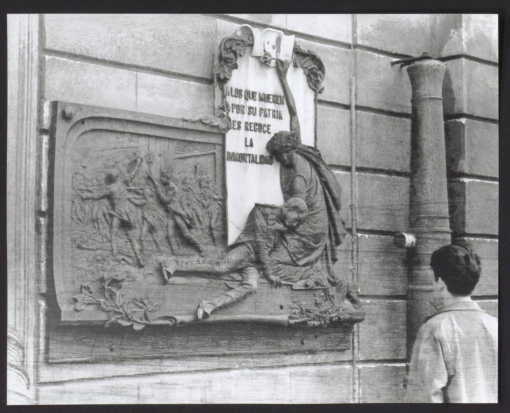Miniatura de Placa a los caídos por la patria en la entrada al Museo del Ejército