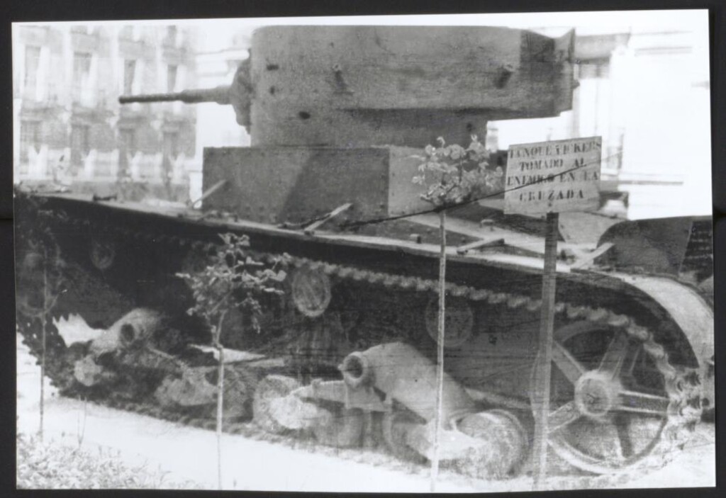 Miniatura de Tanque Vickers en la entrada al Museo del Ejército