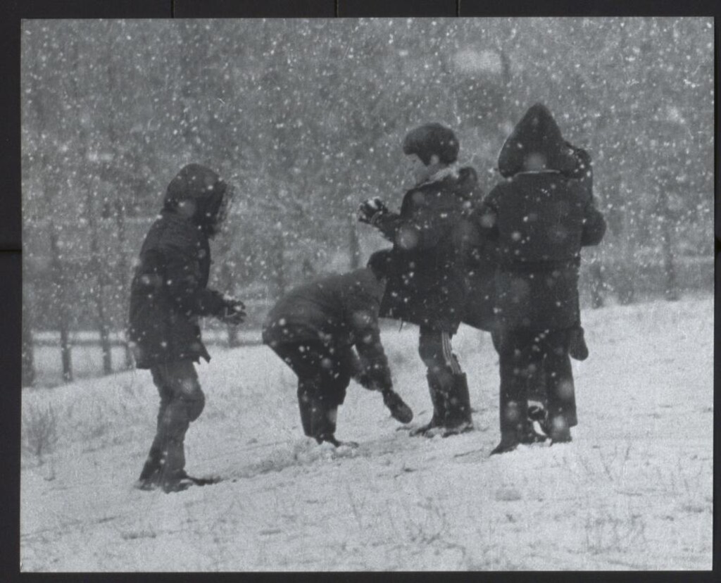 Miniatura de Niños jugando con nieve en el pueblo de Aravaca