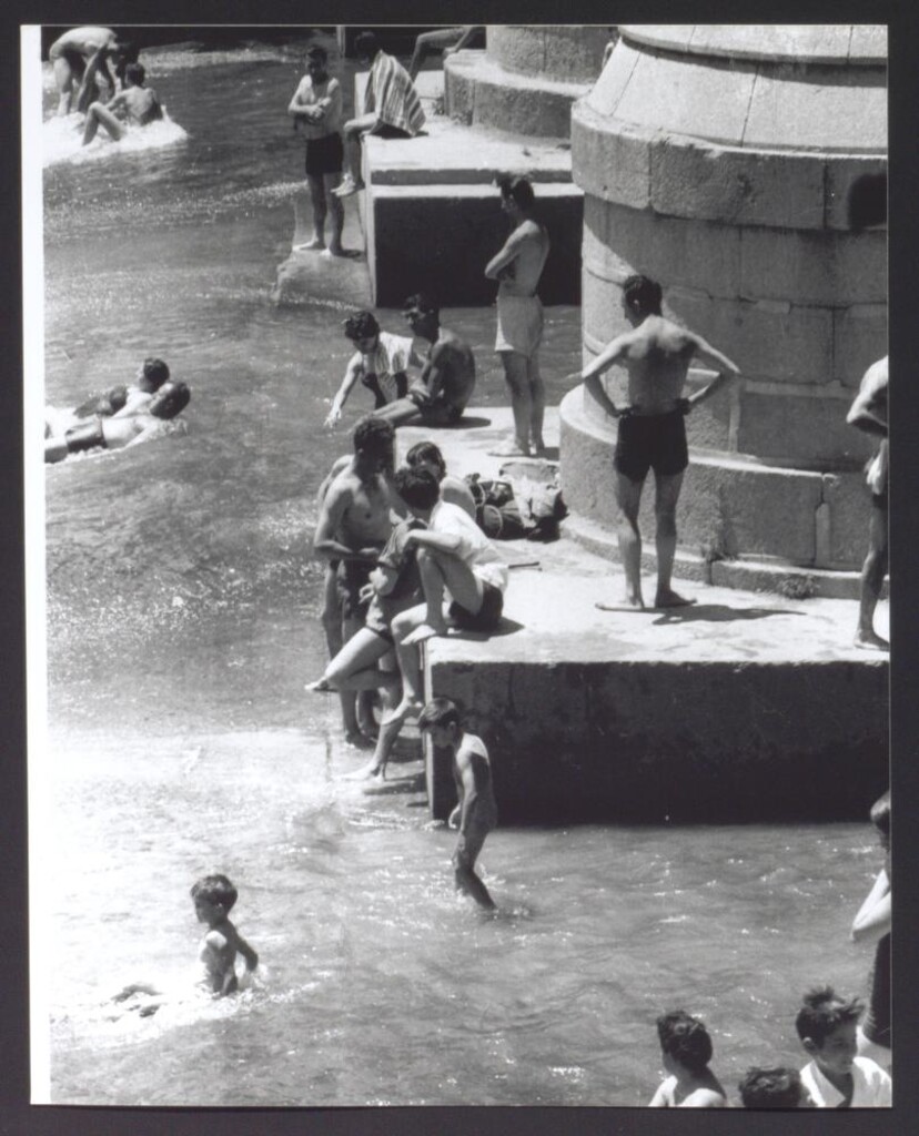 Miniatura de Baño de multitud en el río Manzanares