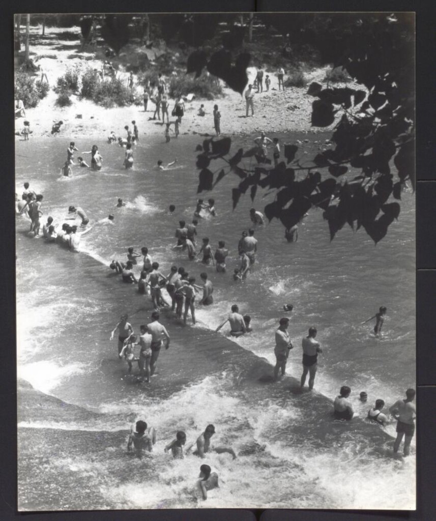 Miniatura de Baño de multitud en el río Manzanares