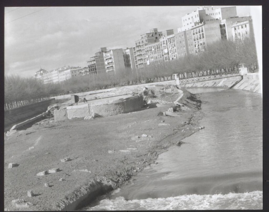 Miniatura de Desaparición de la piscina «La Isla» en el río Manzanares
