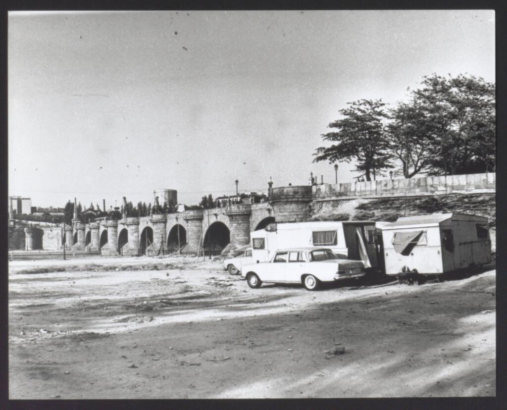 Miniatura de Aparcamiento de caravanas en el puente de Toledo