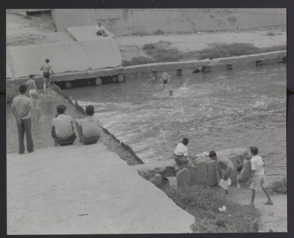 Miniatura de Niños bañándose en el río Manzanares