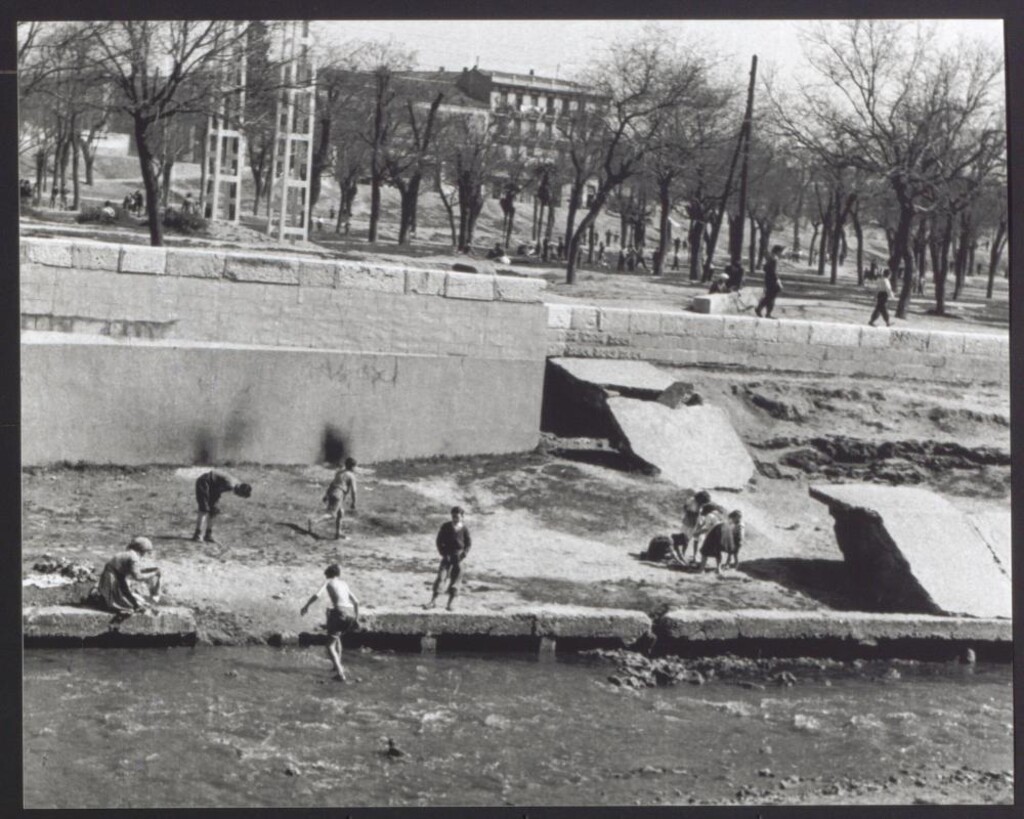 Miniatura de Niños bañándose en el río Manzanares