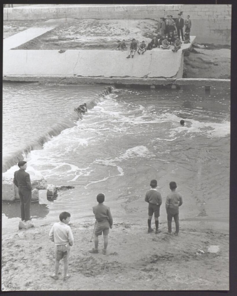 Miniatura de Niños bañándose en el río Manzanares