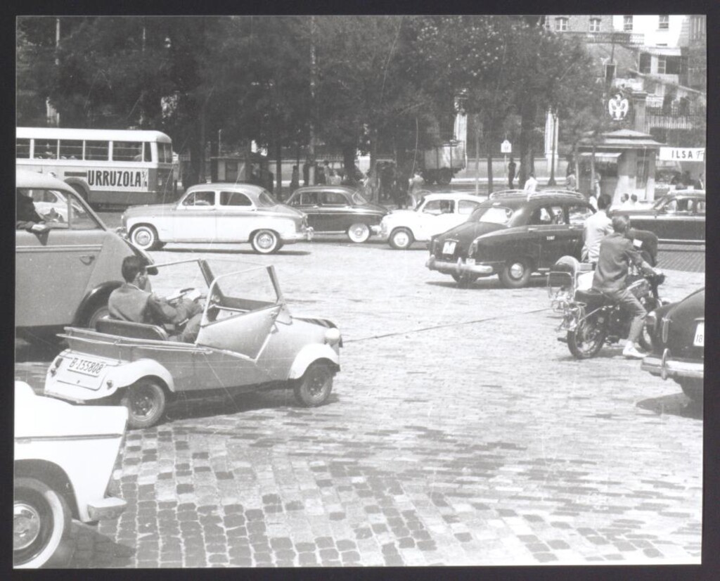 Miniatura de Biscúter por la Plaza de Cibeles