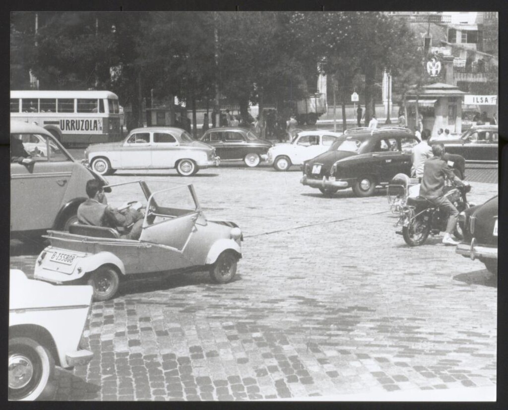 Miniatura de Biscúter por la Plaza de Cibeles