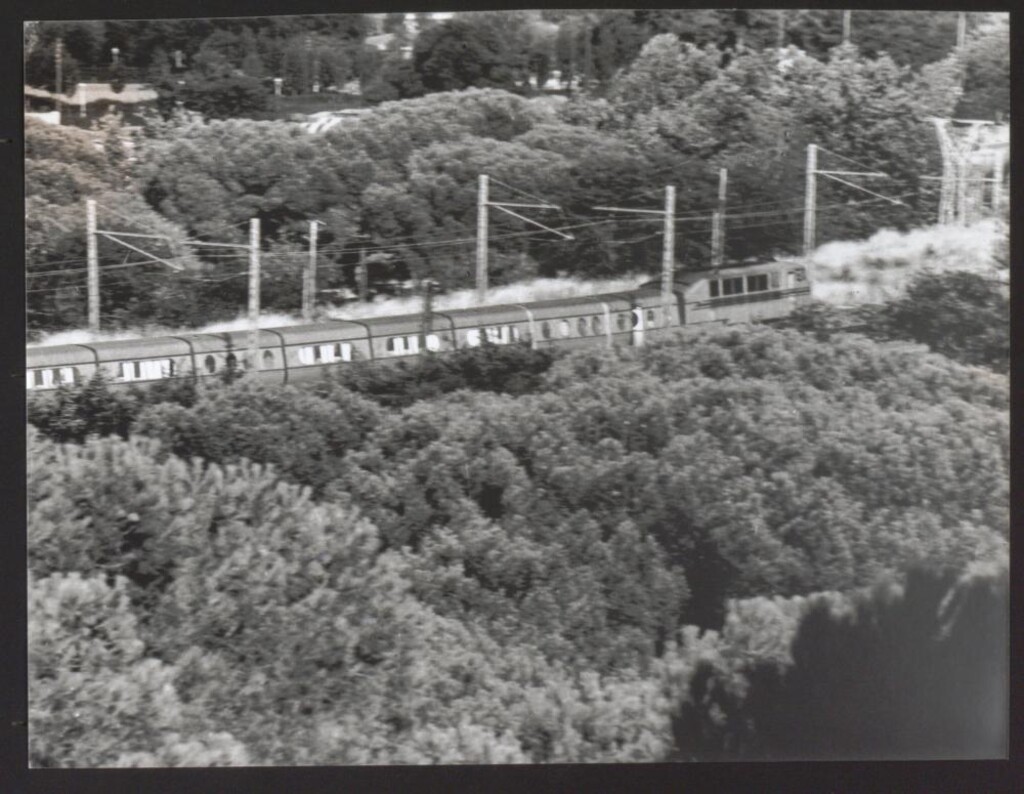 Miniatura de Tren cercanías atravesando la Casa de Campo