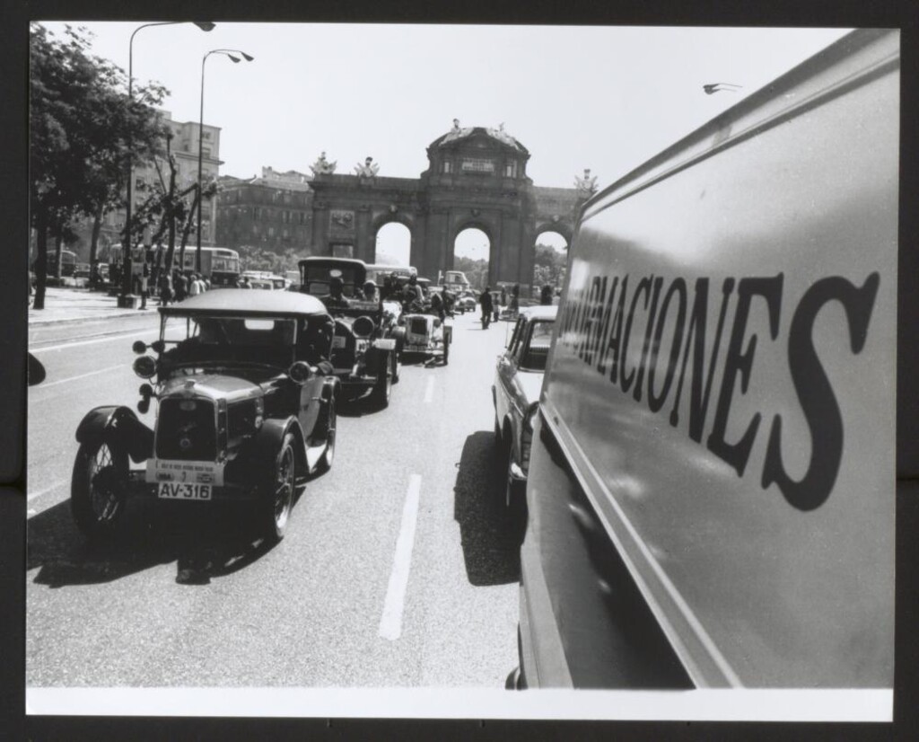 Miniatura de Coches antiguos por la Puerta de Alcalá