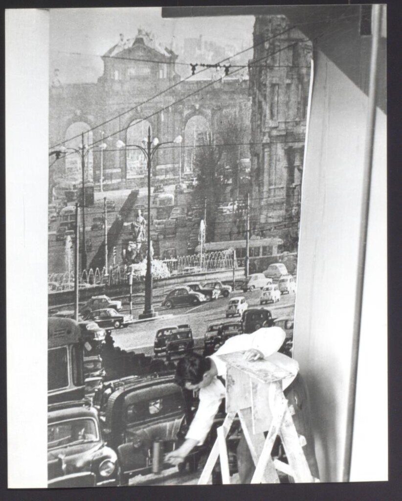 Miniatura de Antonio Alcoba colocando una foto-mural