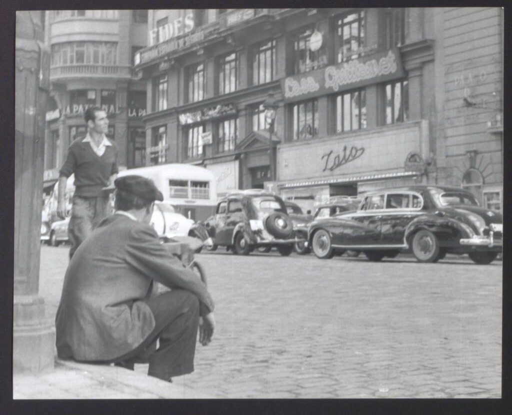 Miniatura de Peatón observando el tráfico de la Avenida de José Antonio