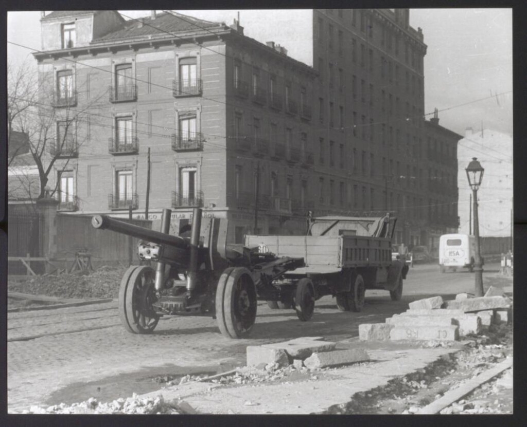 Miniatura de Transporte de un cañón por la Avenida Ciudad de Barcelona