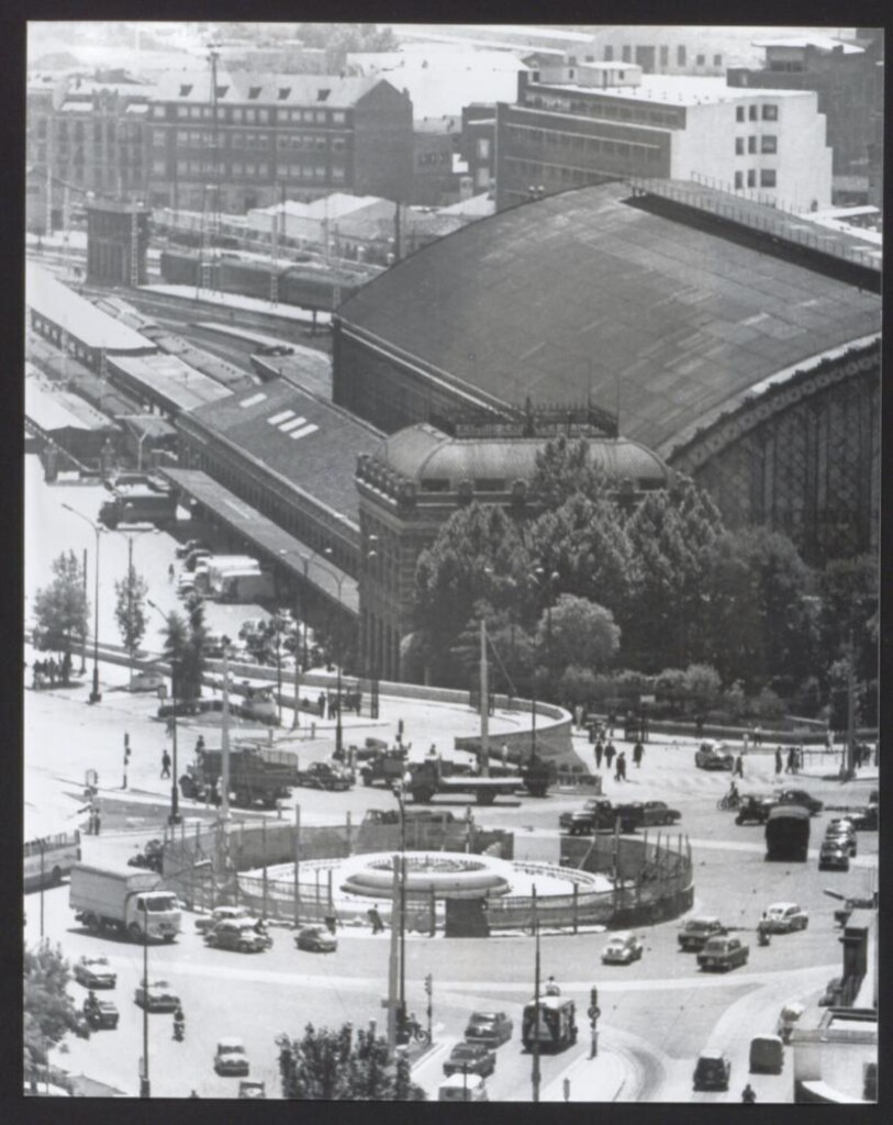 Miniatura de Vista de la estación de Atocha desde la Glorieta de Atocha