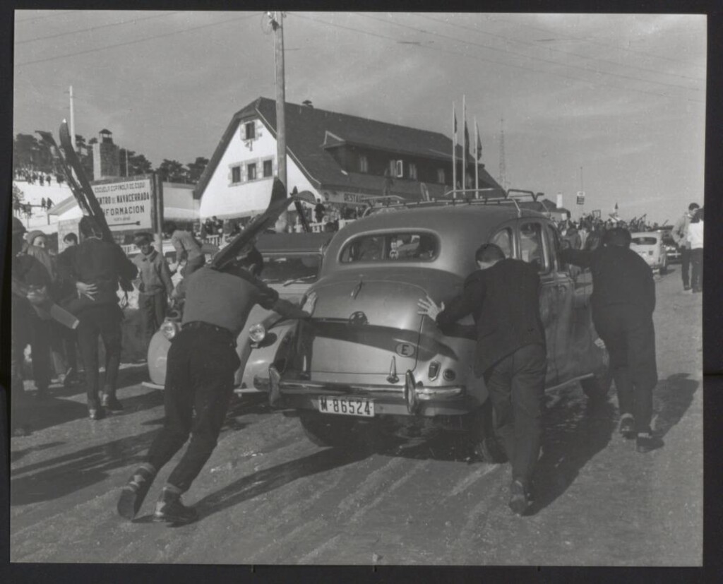Miniatura de Coche averiado en el puerto de Navacerrada