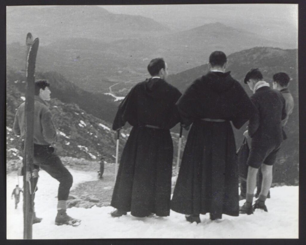 Miniatura de Sacerdotes esquiando en el Puerto de Navacerrada